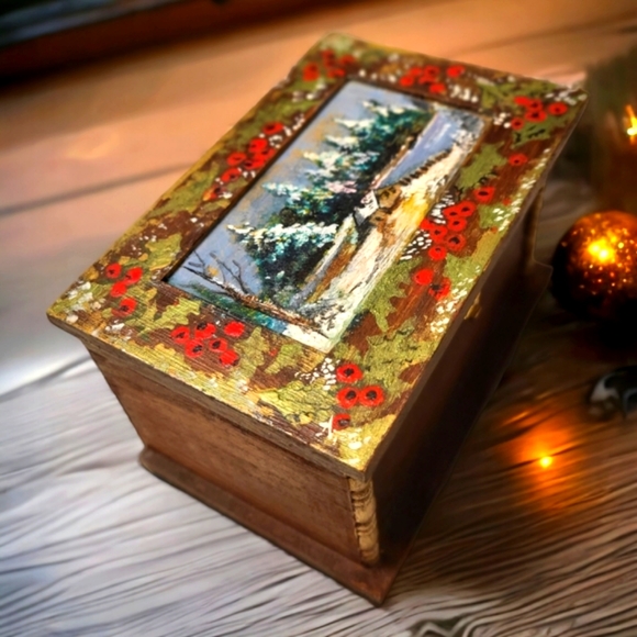 Vintage Hand-made and Hand-painted Wooden Christmas Jewelry/Trinket Box - Picture 3 of 9